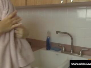 كبير titty أسد امريكي charlee مطاردة يغسل شعر & تمتص ل cock&quest;