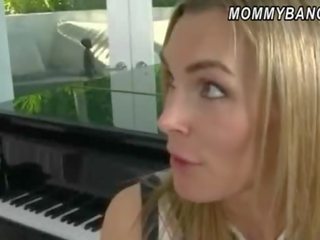 Fellow prichytené ju gf allie jebanie ju prsnaté klavír učiteľka