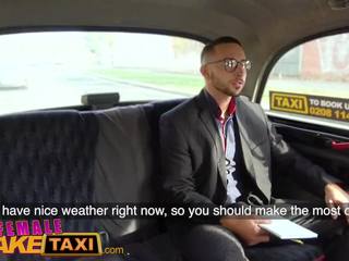 Žena falešný taxi knoflíček dostane míče hluboký v sexy drivers