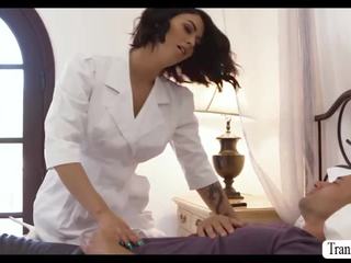 Gab ha x karakter film med hottie tgirl sykepleier domino på hans seng