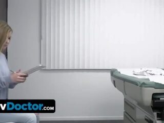 Bonita adolescente paciente consigue prepared por terrific assed enfermera antes la médico hombre delivers su especial terapia