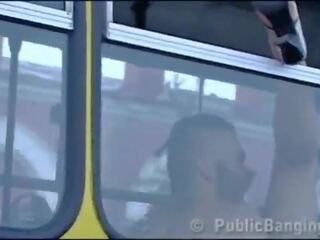 Fou audace publique autobus xxx film action en avant de amazed passengers et étrangers par une couple avec une magnifique damsel et une écolier avec grand pénis faire une pipe et une vaginal intercourse en une locale transportation