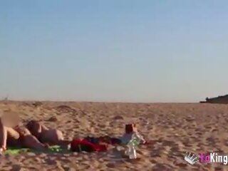 Exhibitionniste couple regards pour bulls à la plage: porno 45 | xhamster