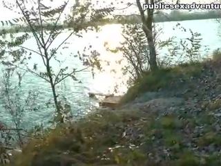 Rubia chupando cerca la lake