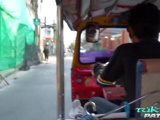 Tuktukpatrol barmfager thai milf offers til sæd på stor kuk