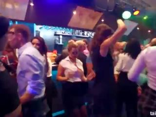 منفعل clubbers يحصل على خبطت في جمهور