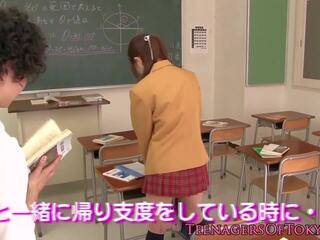 Jaapani koolitüdruk imemine riist sisse klassiruum: tasuta porno af