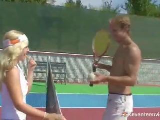 Blondynka tenis paramour