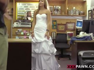 Một đám cưới váy prepares đến một trả thù quái