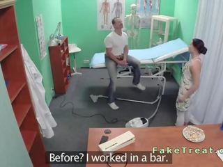 Майстор чука медицинска сестра и почистване скъпа в фалшив болница