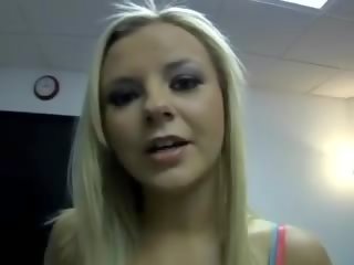 Bjonde bombë bree olson jep një afër lart i të saj e ëmbël mbërthim të qenë fucked