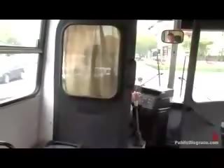 Gefickt auf ein öffentlich bus im verkehr!