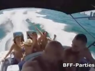 Seks / persetubuhan empat panas remaja dalam bikini pada yang bot