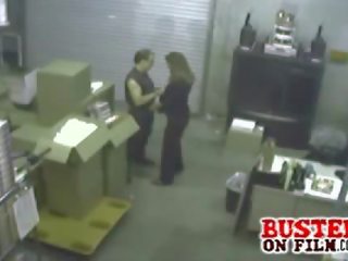Warehouse pracownik dostaje złapany coraz jego cocked zasysane