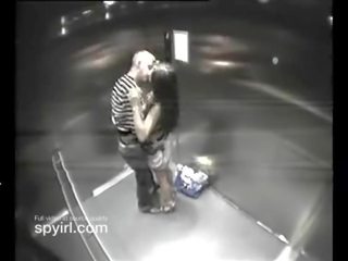 Ζευγάρι έχει βρόμικο βίντεο επί ξενοδοχείο elevator πάρει που πιάστηκε επί κρυμμένο κάμερα