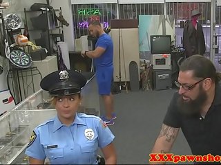 קטנטונת שוטר חָרוּשׁ ב pawnshop ל מזומנים