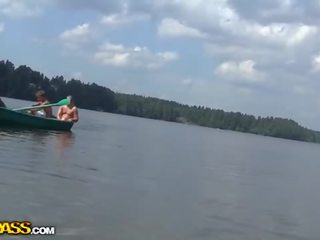 Extrêmement hardfuck sur une bateau agrafe