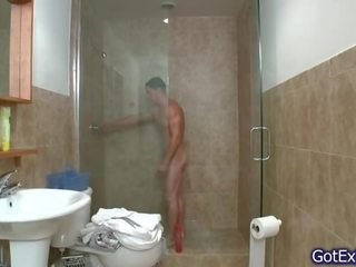 Splendid muscoloso tipo segarsi sotto doccia