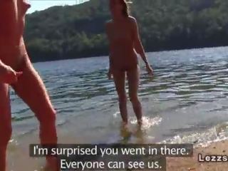 Grupp av lesbisk flick naken vid lake