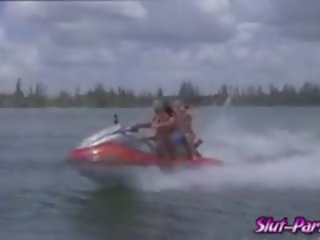 Dos beguiling chicas tiene follada en la velocidad barco por cachondo hombres