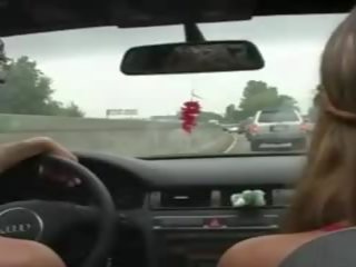 Robienie loda w samochód na the highway, darmowe w samochód hd porno 14