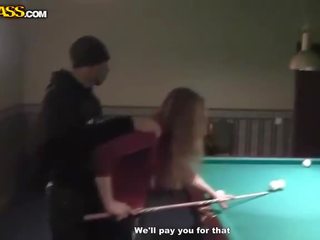 Cachondo camarera en billiards consigue desnudo y mamada