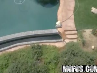 Mofos - drone cazadora - alison tyler - junto a la piscina embistiendo