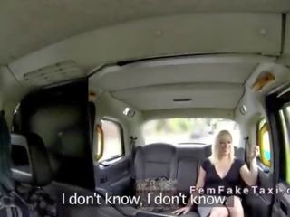 Blonda lesbi ședință pe fata pe cab șofer
