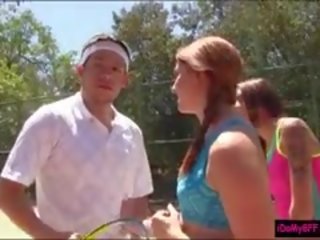 Divi pievilcīgs besties enjoyed vāvere sirdsklauves ar teniss treneris