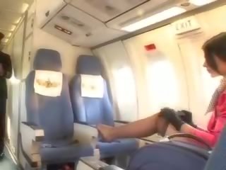 Очарователен стюардеса смучене пенис преди кунилингус